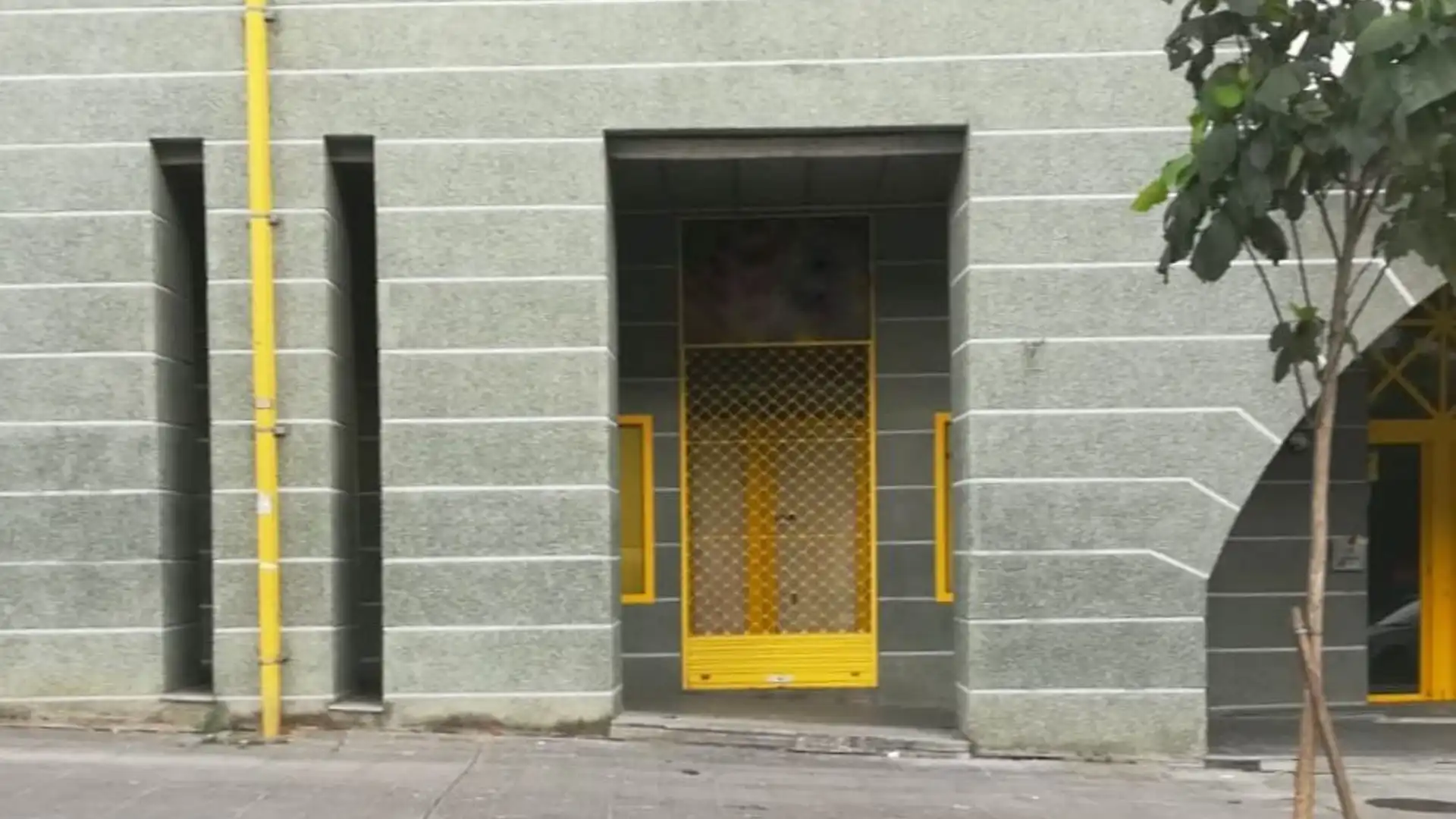 Vista exterior de Local en venta en Lugo Capital