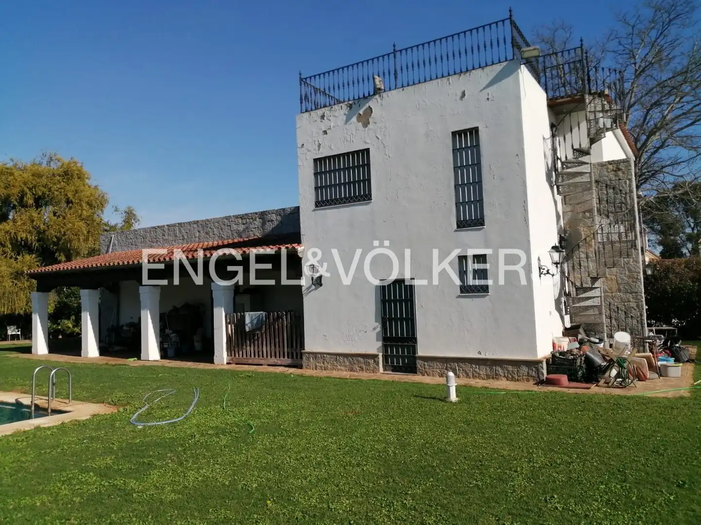 Vista exterior de Casa o xalet en venda en Jerez de la Frontera amb Aire condicionat, Calefacció i Jardí privat