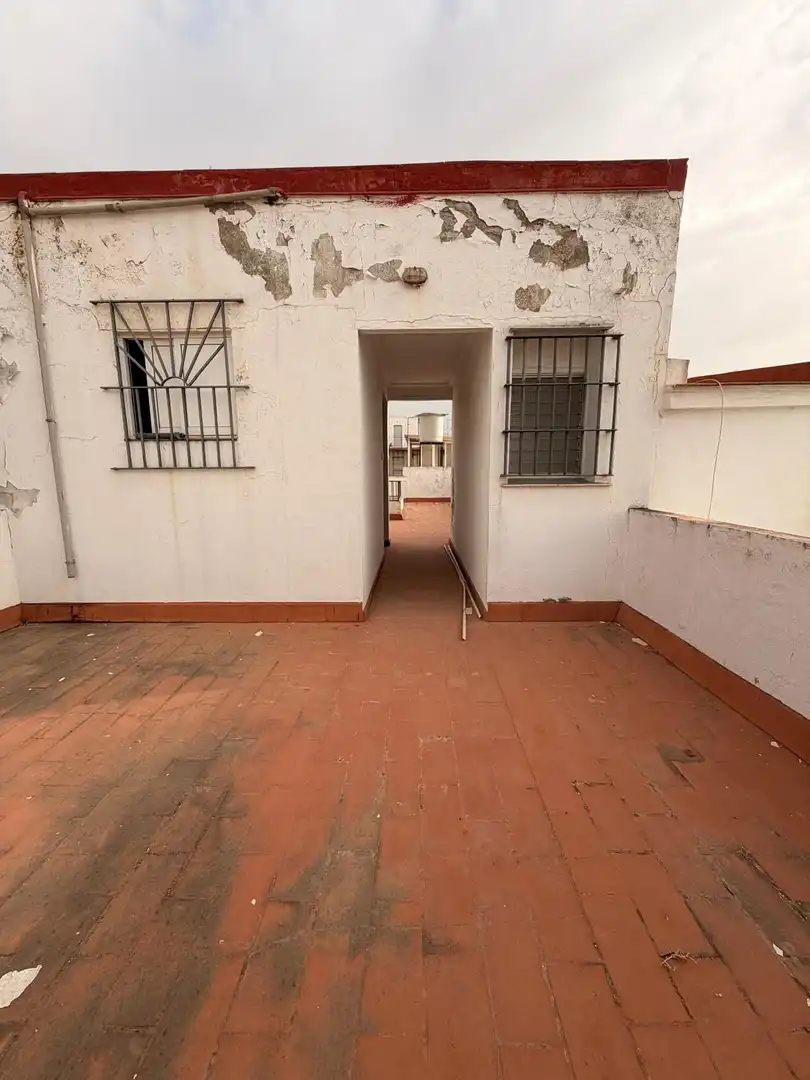 Vista exterior de Casa o xalet en venda en Sevilla amb Aire condicionat, Terrassa i Traster
