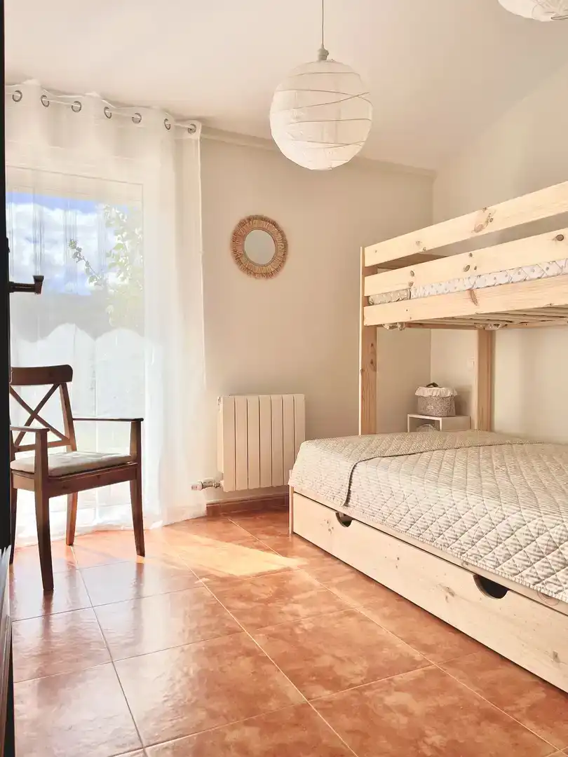 Dormitori de Casa adosada en venda en Medina de Pomar amb Jardí privat, Traster i Piscina