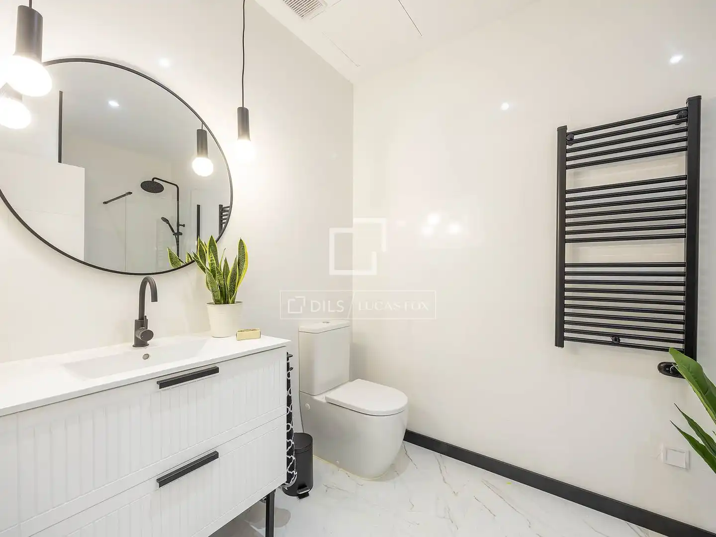 Bathroom of Flat for sale in Valencia  with Air Conditioner, Heating and Terrace
