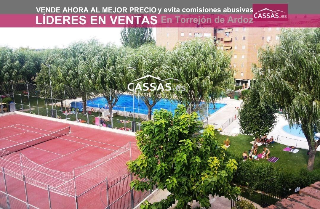 Exterior view of Flat for sale in Torrejón de Ardoz  with Heating and Community pool