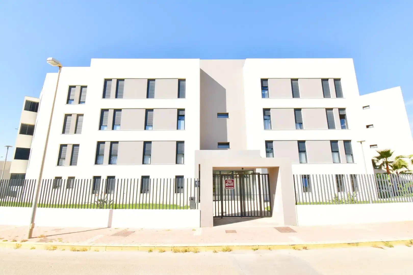 Außenansicht von Wohnung zum Verkauf in El Ejido mit Klimaanlage, Terrasse und Abstellraum