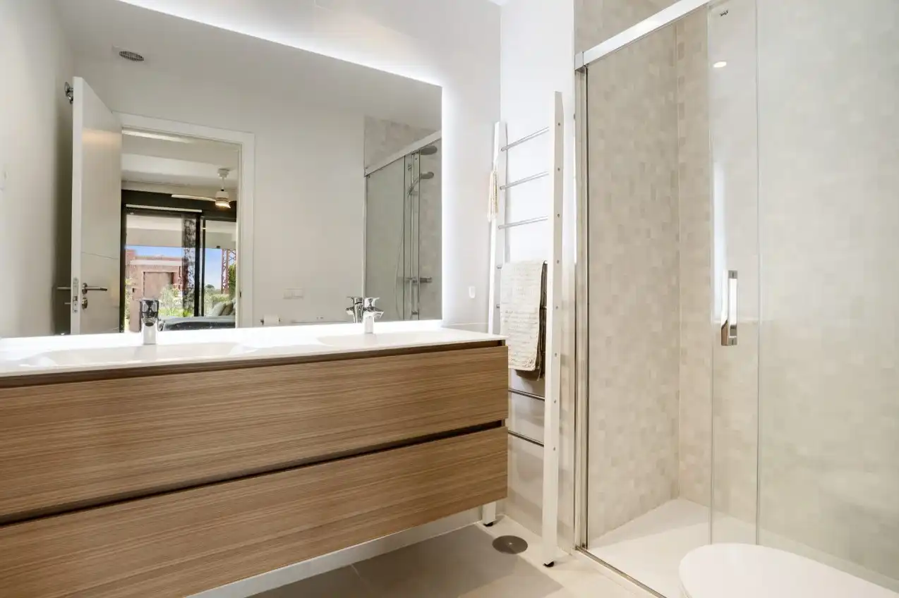 Bathroom of Ground floor for sale in Estepona  with Air Conditioner, Heating and Private garden