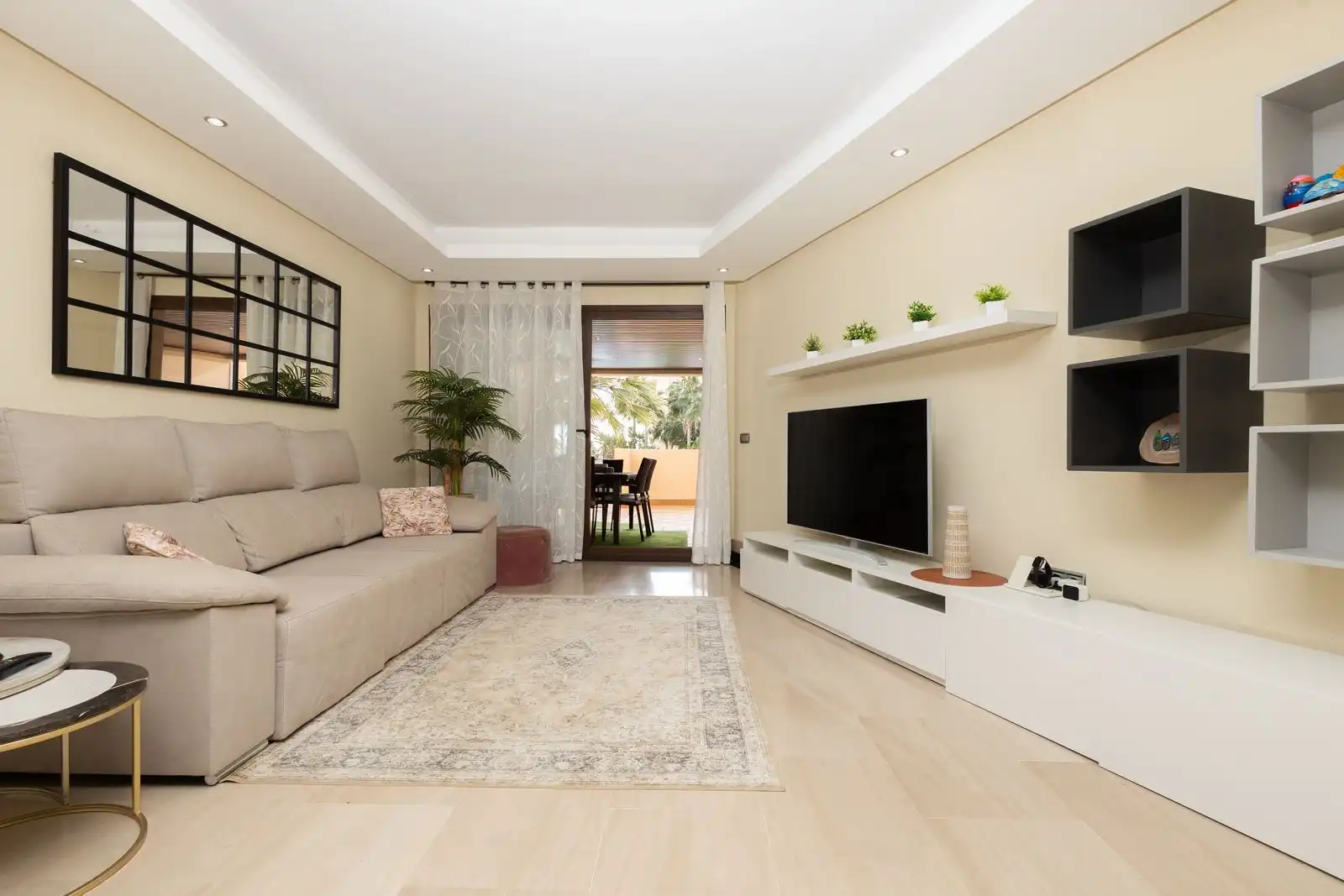 Sala de estar de Apartamento en venta en Estepona con Aire acondicionado, Terraza y Amueblado
