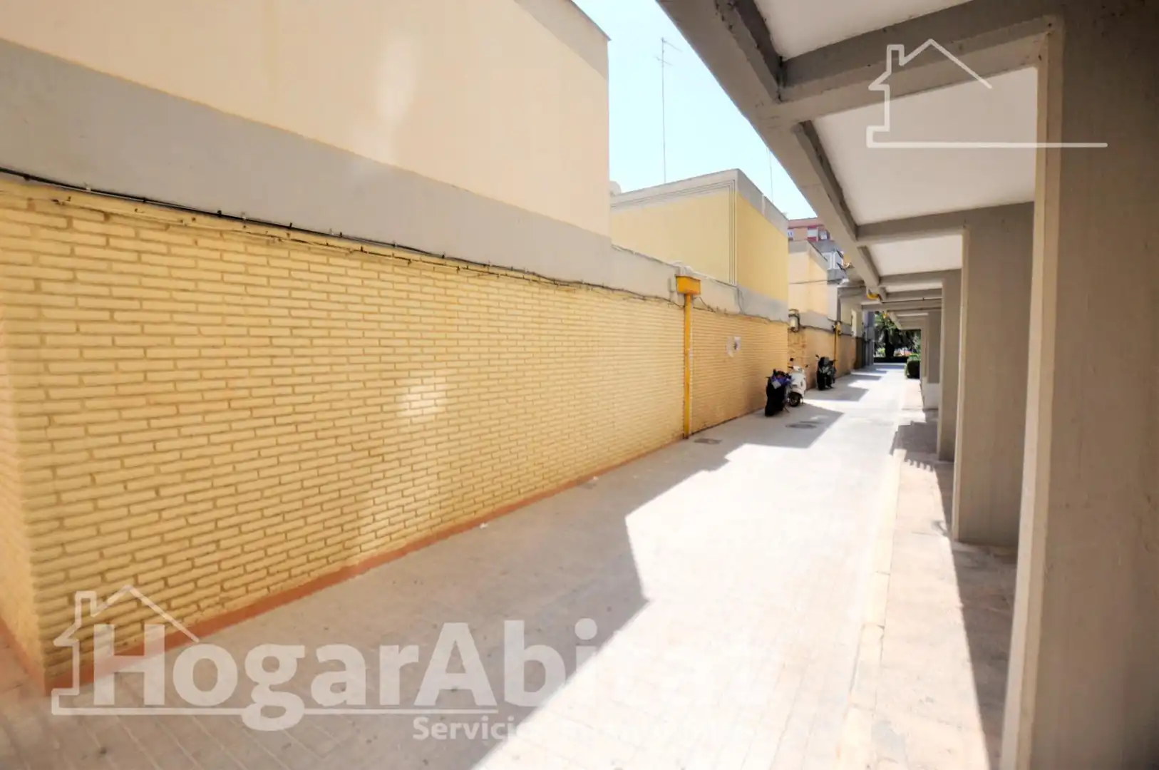 Aparcament de Casa adosada en venda en Valencia amb Aire condicionat, Calefacció i Terrassa