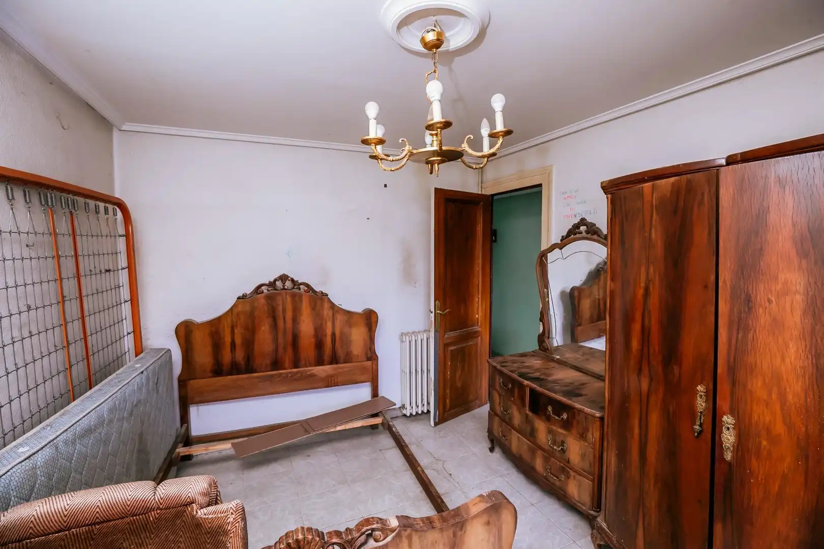Dormitori de Casa o xalet en venda en Ayerbe amb Moblat i Balcó