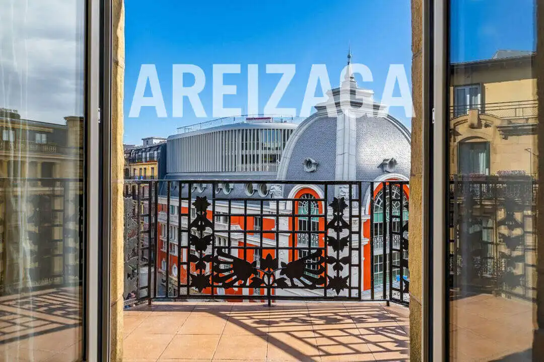 Vista exterior de Pis en venda en Donostia - San Sebastián  amb Calefacció, Terrassa i Traster