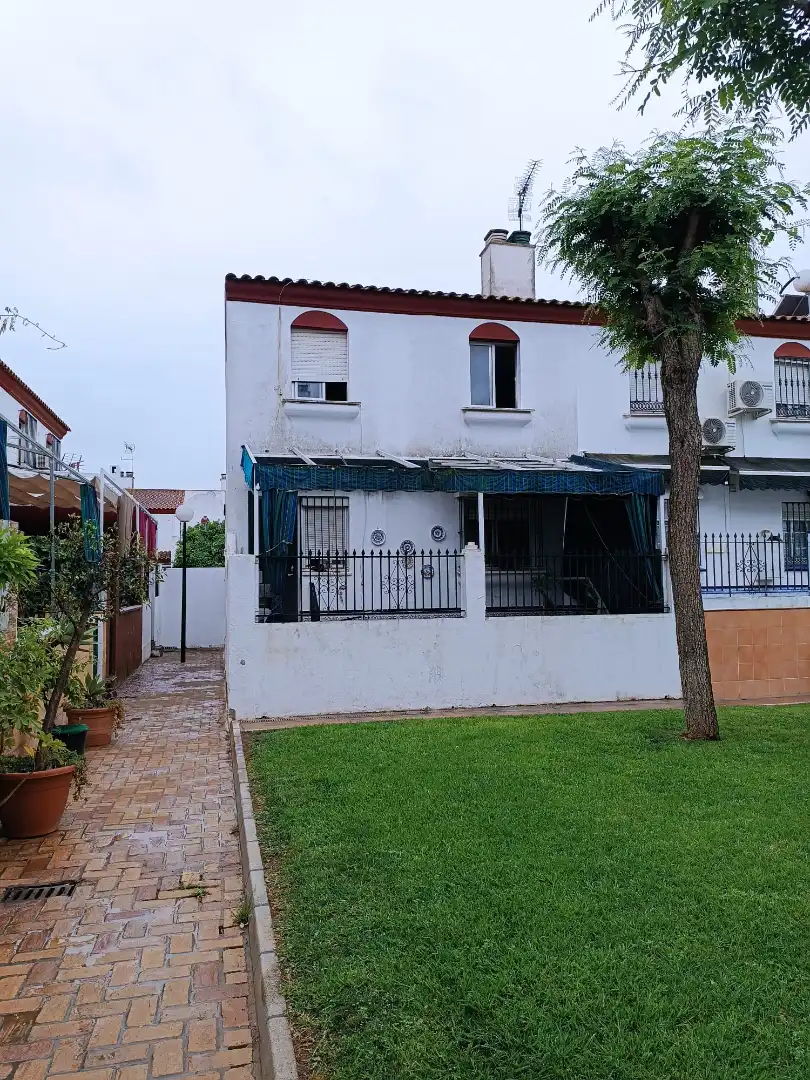 Vista exterior de Casa adosada en venta en Mairena del Aljarafe con Aire acondicionado, Calefacción y Jardín privado