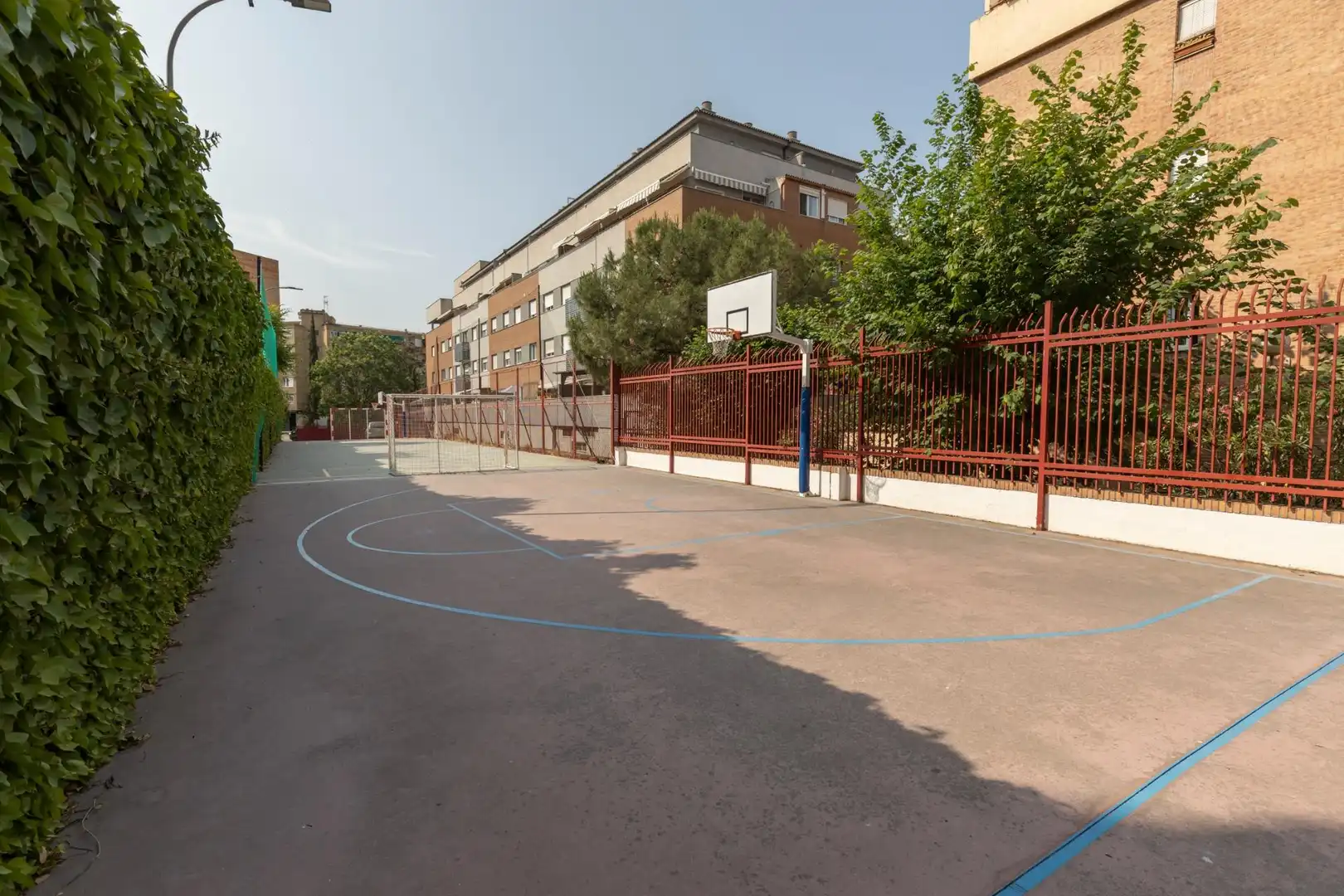 Vista exterior de Pis en venda en Granada amb Aire condicionat, Balcó i Piscina comunitària