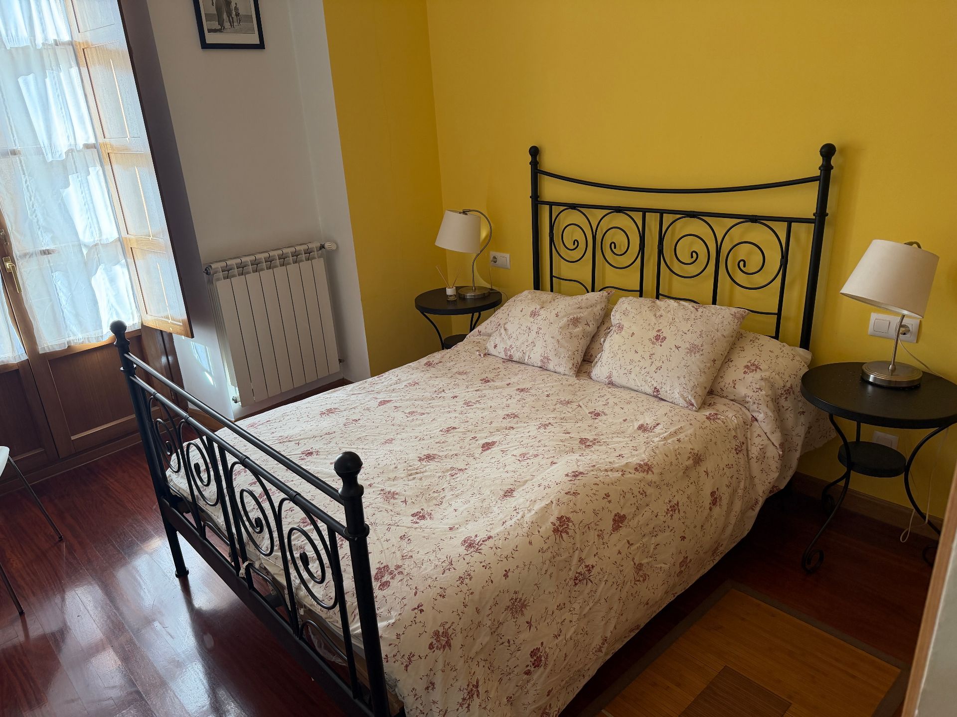 Dormitori de Apartament de lloguer en Oviedo  amb Calefacció, Parquet i Moblat