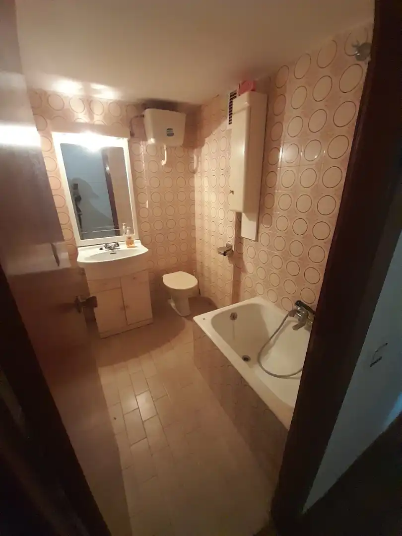Badezimmer von Wohnung zum Verkauf in Sopela mit Balkon