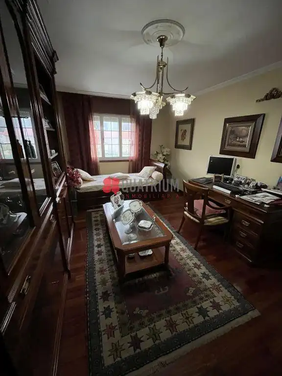 Dormitori de Casa o xalet en venda en Santiago de Compostela  amb Calefacció, Jardí privat i Terrassa