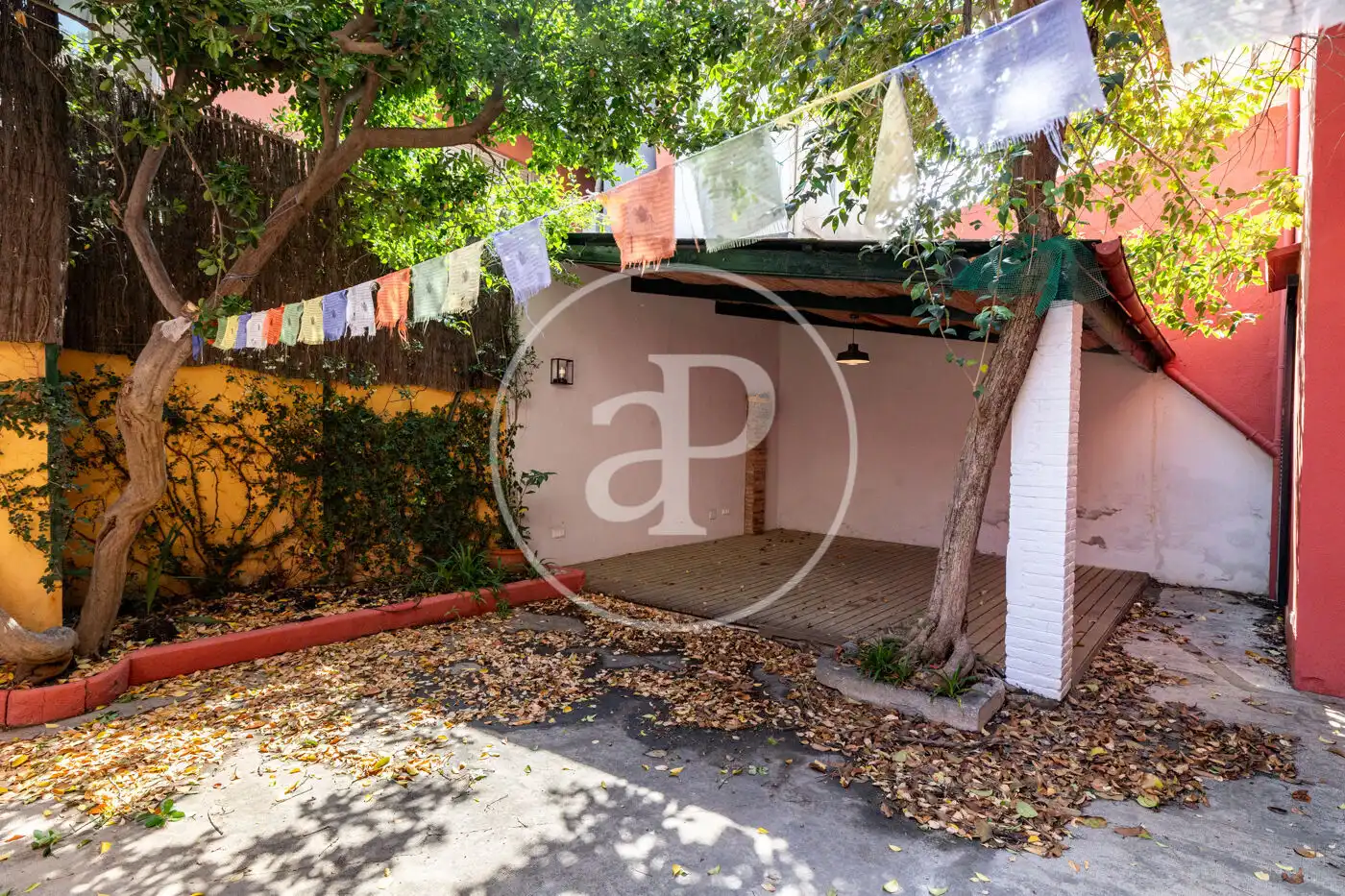 Parking de Casa adosada en venta en Barcelona con Calefacción, Jardín privado y Terraza