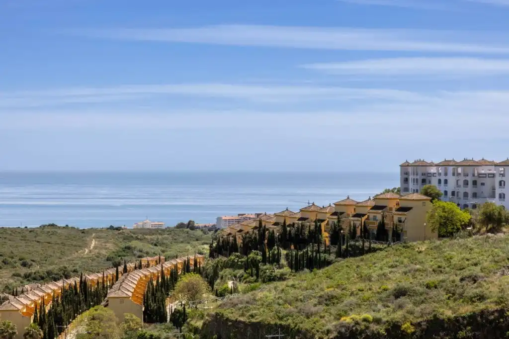 Vista exterior de Apartament en venda en Manilva amb Aire condicionat, Jardí privat i Terrassa