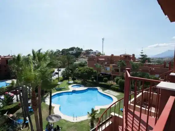 Außenansicht von Wohnung zur Miete in Marbella mit Klimaanlage, Privatgarten und Schwimmbad