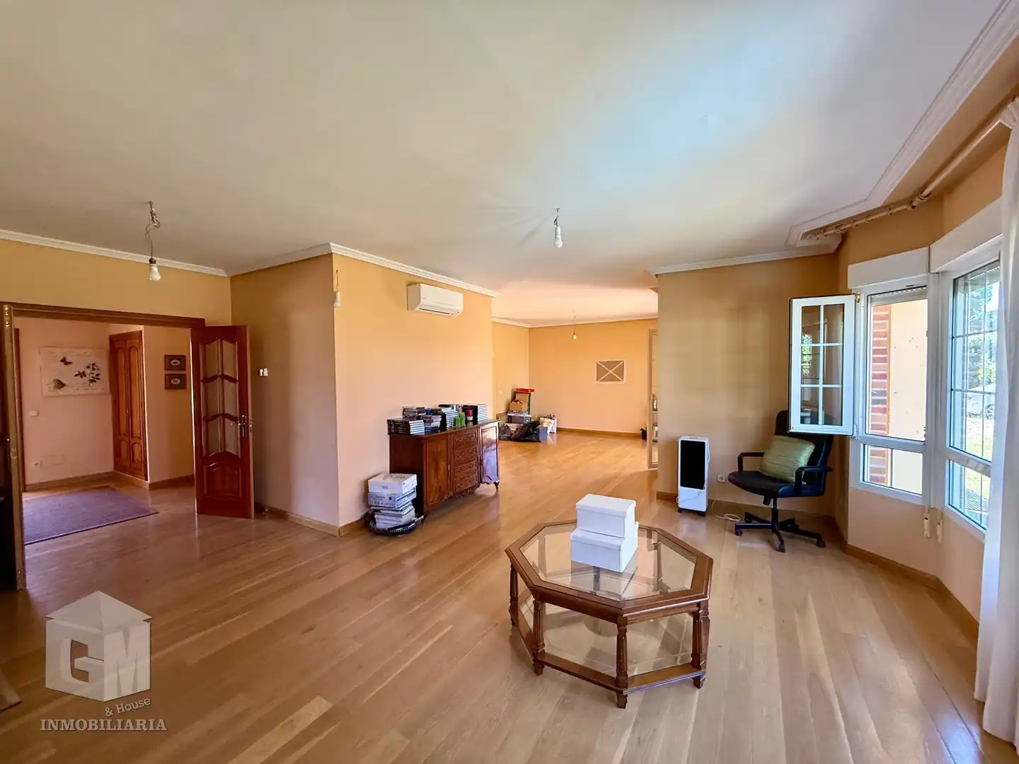 Sala d'estar de Casa o xalet en venda en Villaviciosa de Odón amb Aire condicionat, Calefacció i Jardí privat