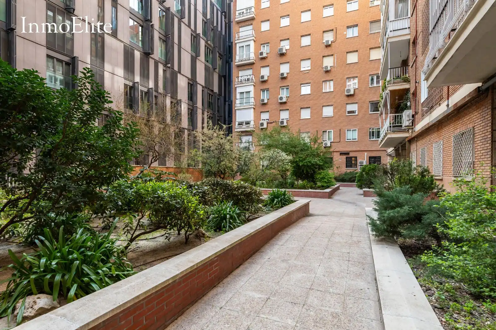 Außenansicht von Wohnung zum Verkauf in Madrid mit Heizung, Parkett und Terrasse