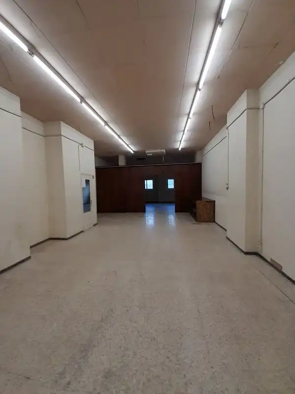 Fabrikhallen zur Miete in Olot