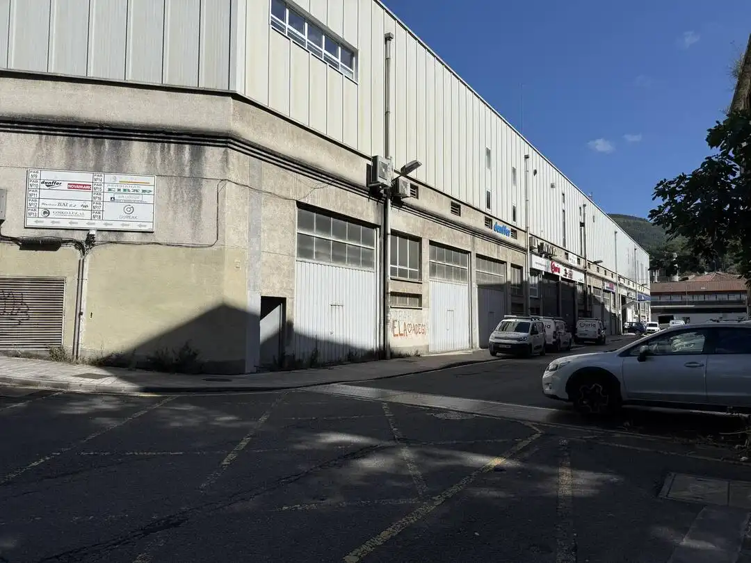 Vista exterior de Nau industrial en venda en Eibar