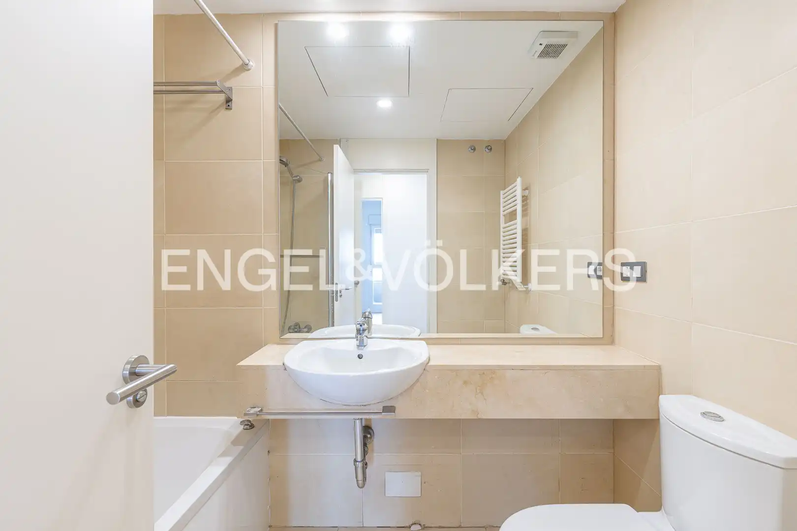Badezimmer von Wohnung zum Verkauf in Madrid mit Klimaanlage, Heizung und Parkett