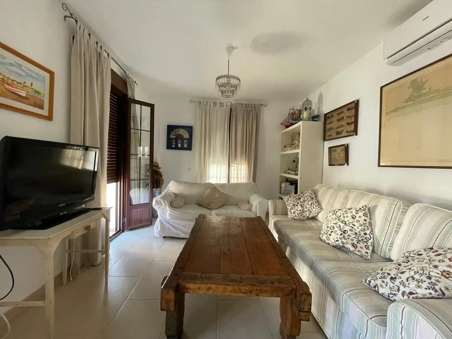 Sala de estar de Apartamento de alquiler en El Rompido con Aire acondicionado, Calefacción y Amueblado