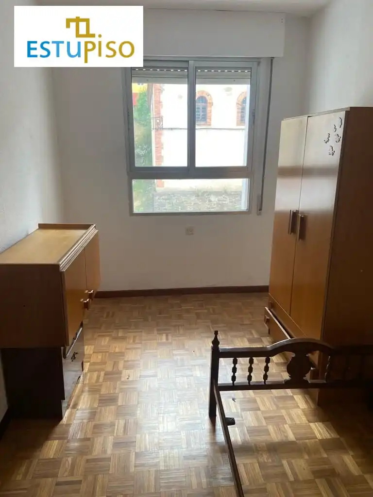 Schlafzimmer von Geschaftsraum zum Verkauf in Matallana de Torío mit Möbliert