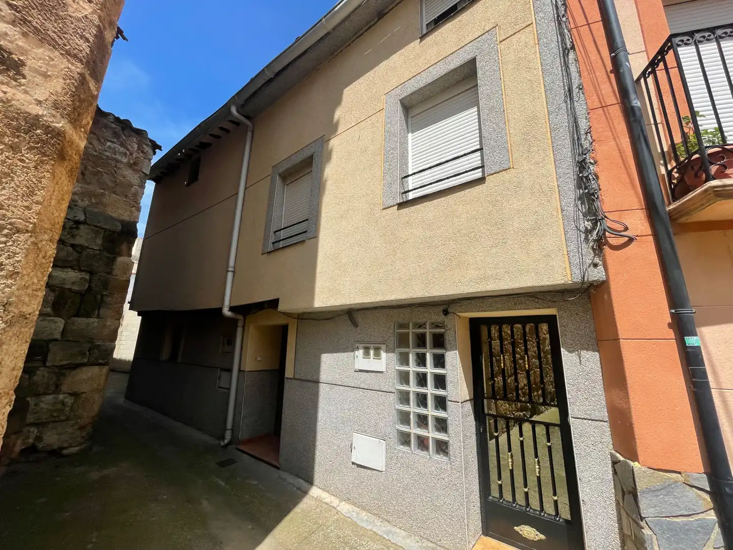 Vista exterior de Casa adosada en venda en Bergasa amb Aire condicionat, Calefacció i Jardí privat
