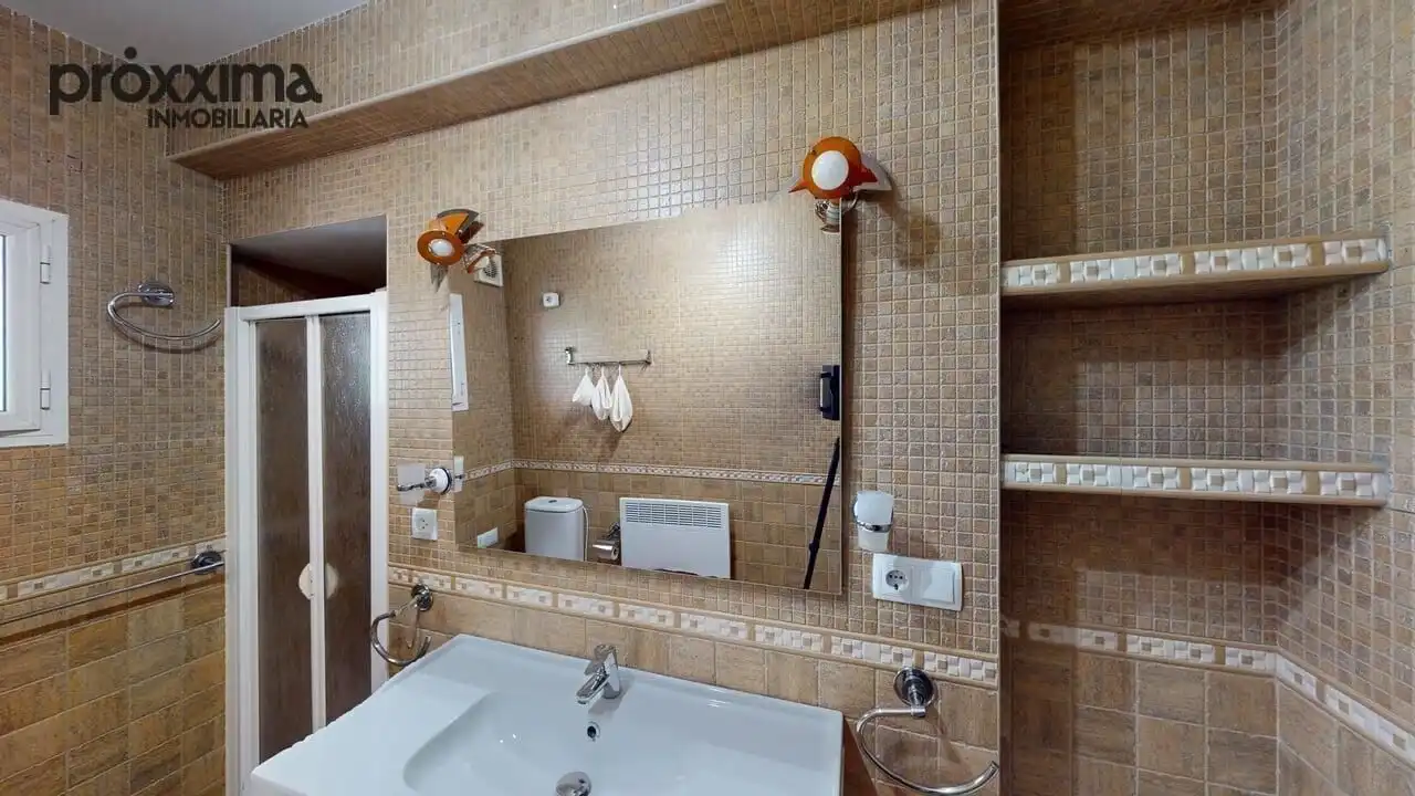 Bany de Casa o xalet en venda en La Rinconada amb Jardí privat, Terrassa i Traster