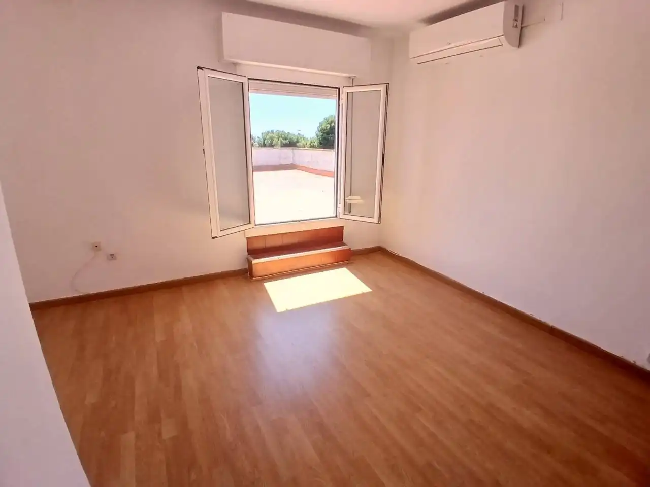 Living room of Apartments for sale in Vilanova i la Geltrú  with Air Conditioner and Parquet flooring