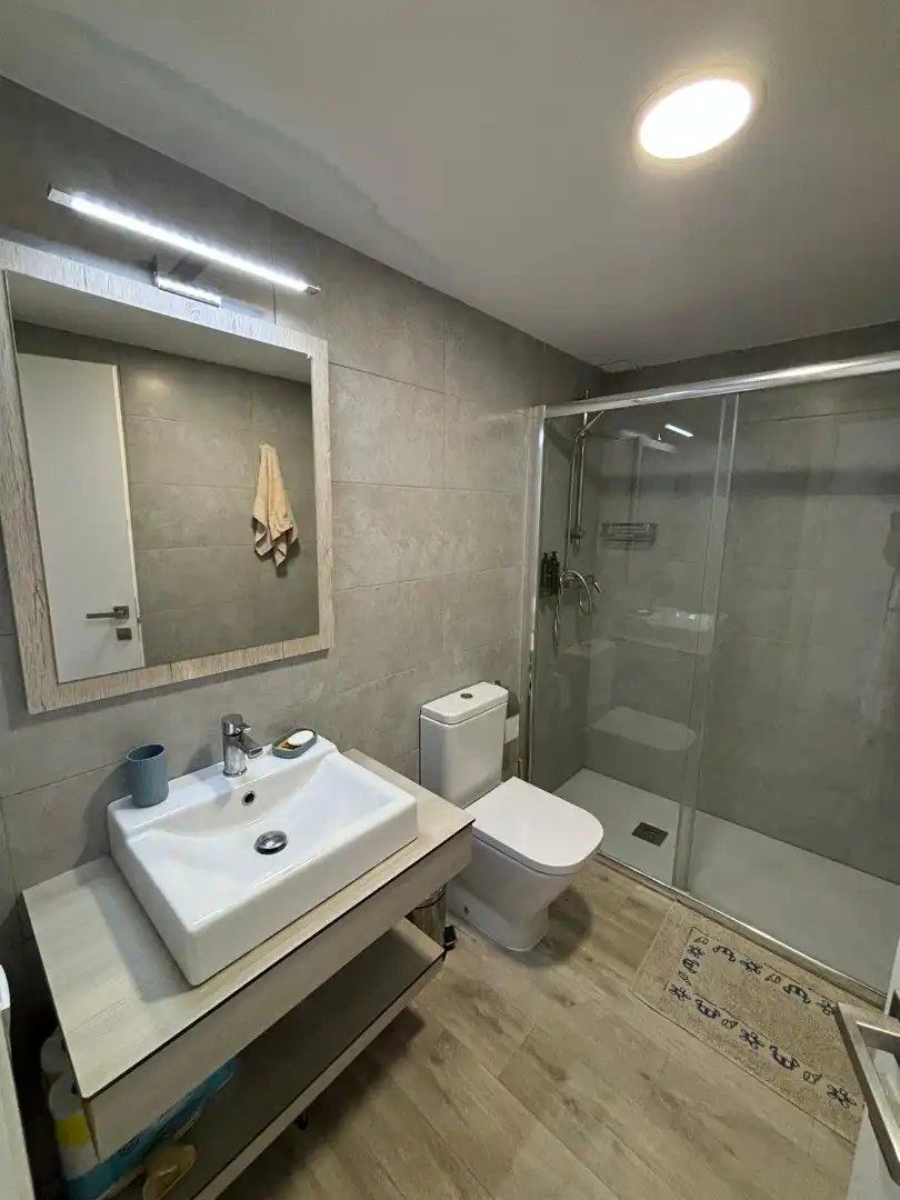 Baño de Apartamento de alquiler en L'Estartit con Aire acondicionado, Calefacción y Terraza