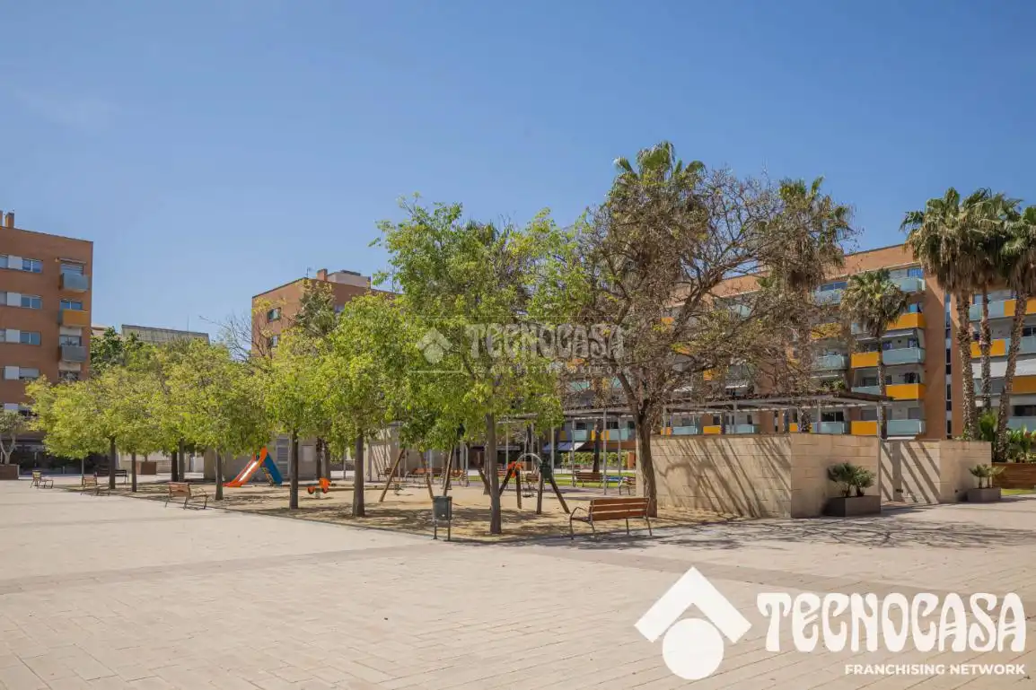 Außenansicht von Wohnung zum Verkauf in Barcelona mit Klimaanlage, Abstellraum und Balkon