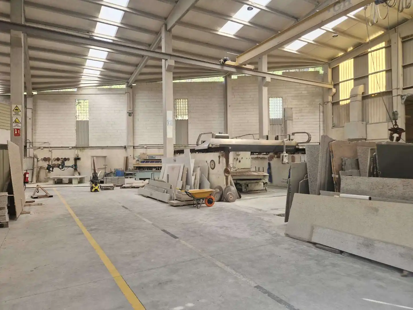 Industrial buildings for rent in Noia