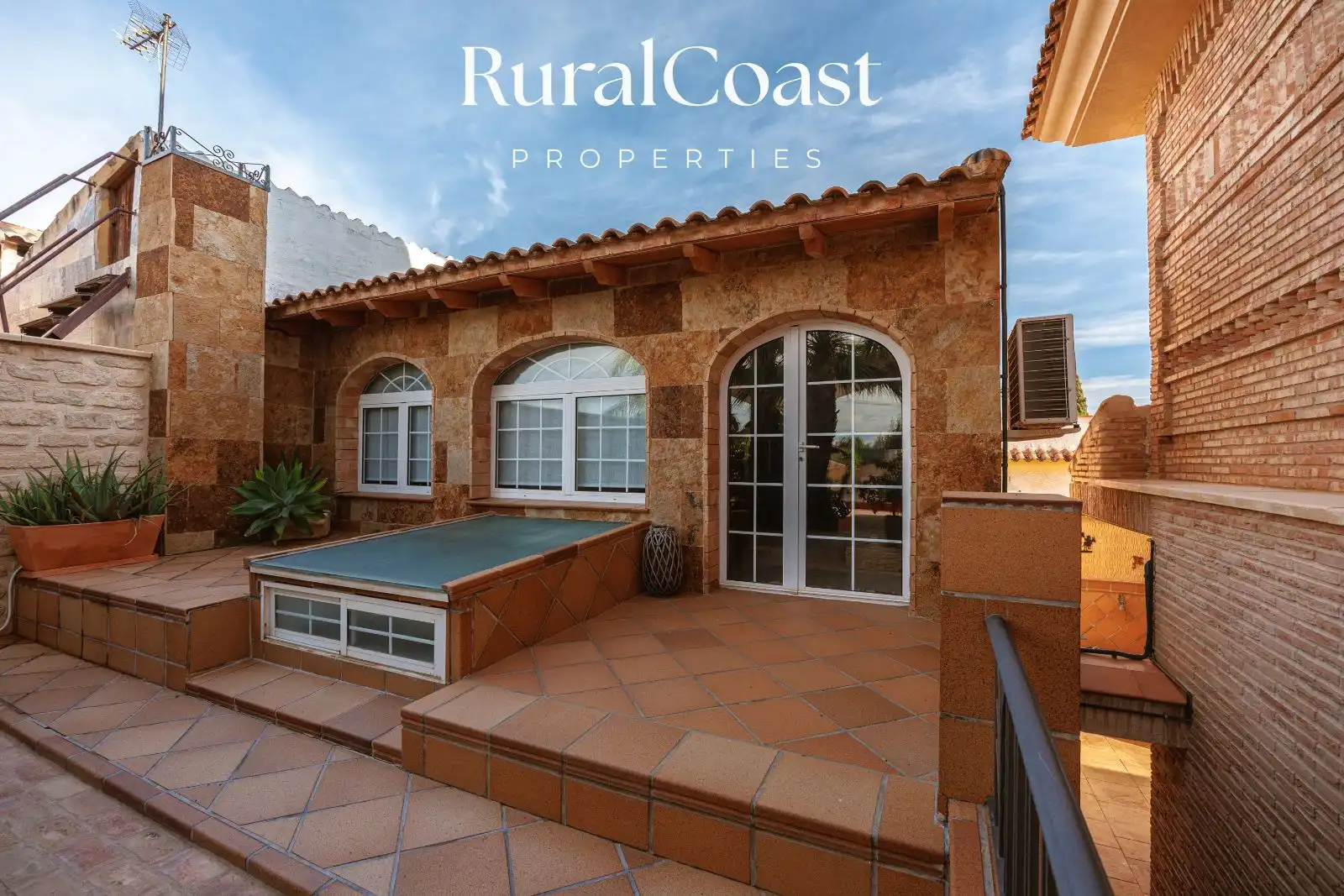 Vista exterior de Casa o xalet en venda en San Vicente del Raspeig / Sant Vicent del Raspeig amb Aire condicionat, Calefacció i Terrassa