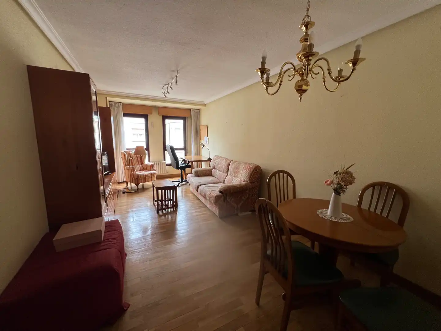 Sala de estar de Apartamento en venta en Oviedo  con Calefacción, Parquet y Amueblado