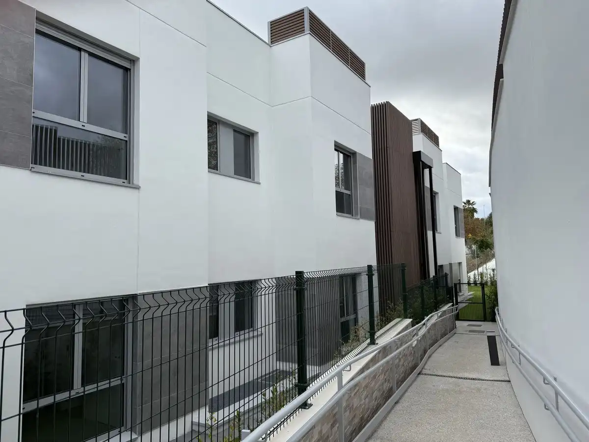 Vista exterior de Pis en venda en Marbella amb Aire condicionat, Terrassa i Traster