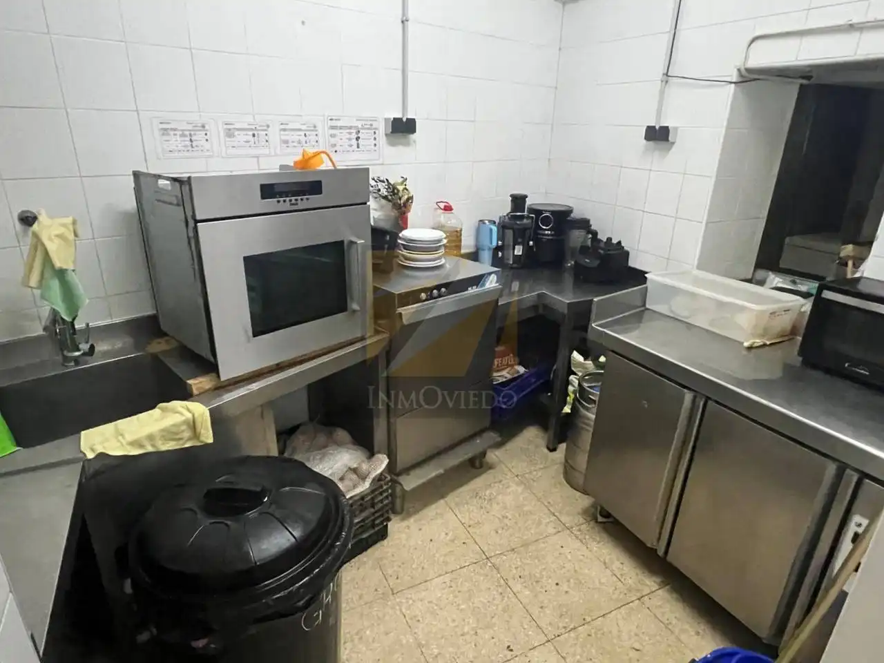 Cuina de Local de lloguer en Oviedo  amb Aire condicionat i Alarma