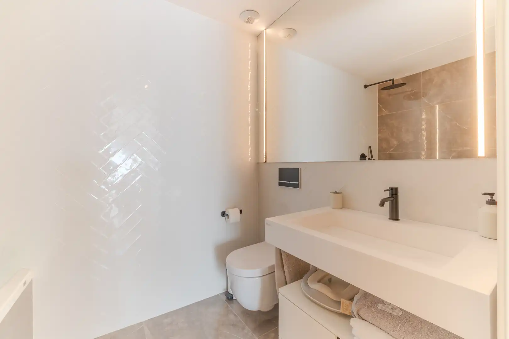 Bathroom of Flat for sale in Girona  with Air Conditioner, Heating and Parquet flooring