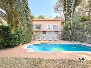 Villa con piscina in vendita a Urbanitzacions