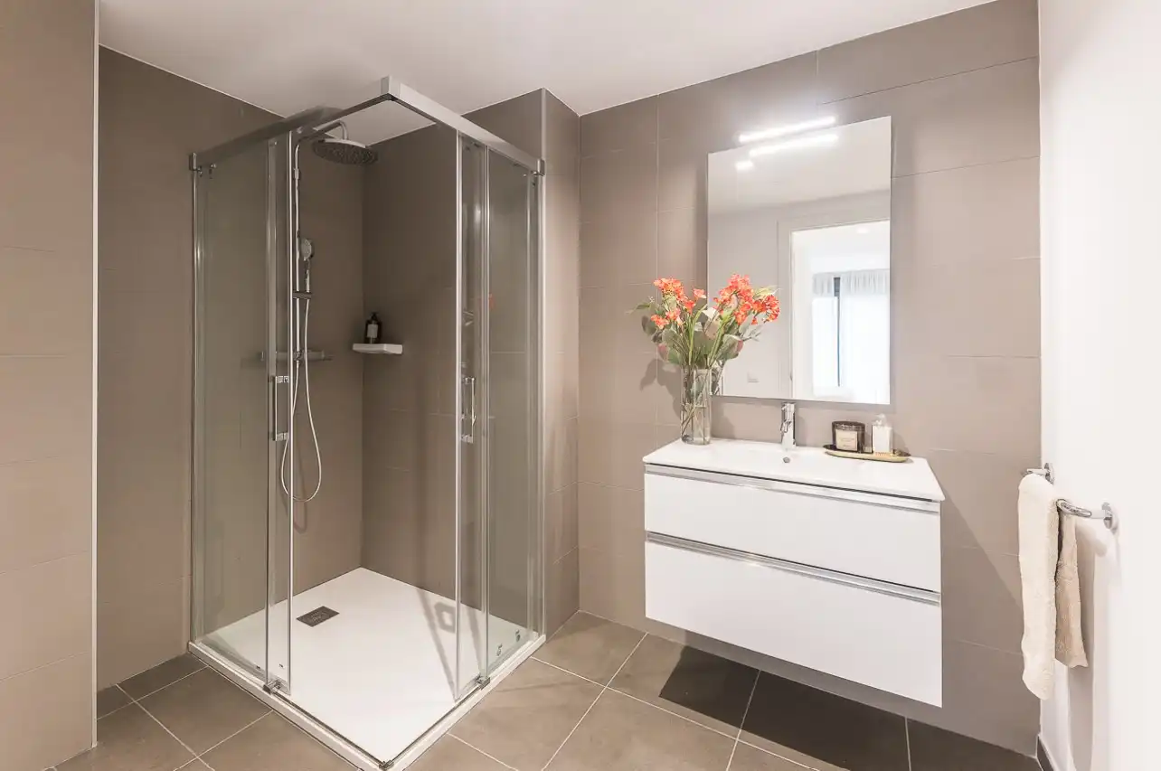 Bany de Apartament de lloguer en Barcelona amb Aire condicionat, Calefacció i Moblat