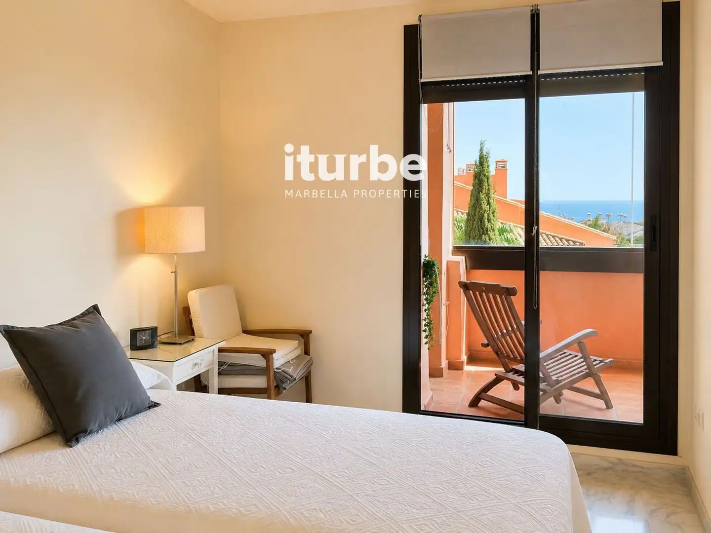 Habitación de Piso de alquiler en Marbella con Aire acondicionado, Terraza y Piscina