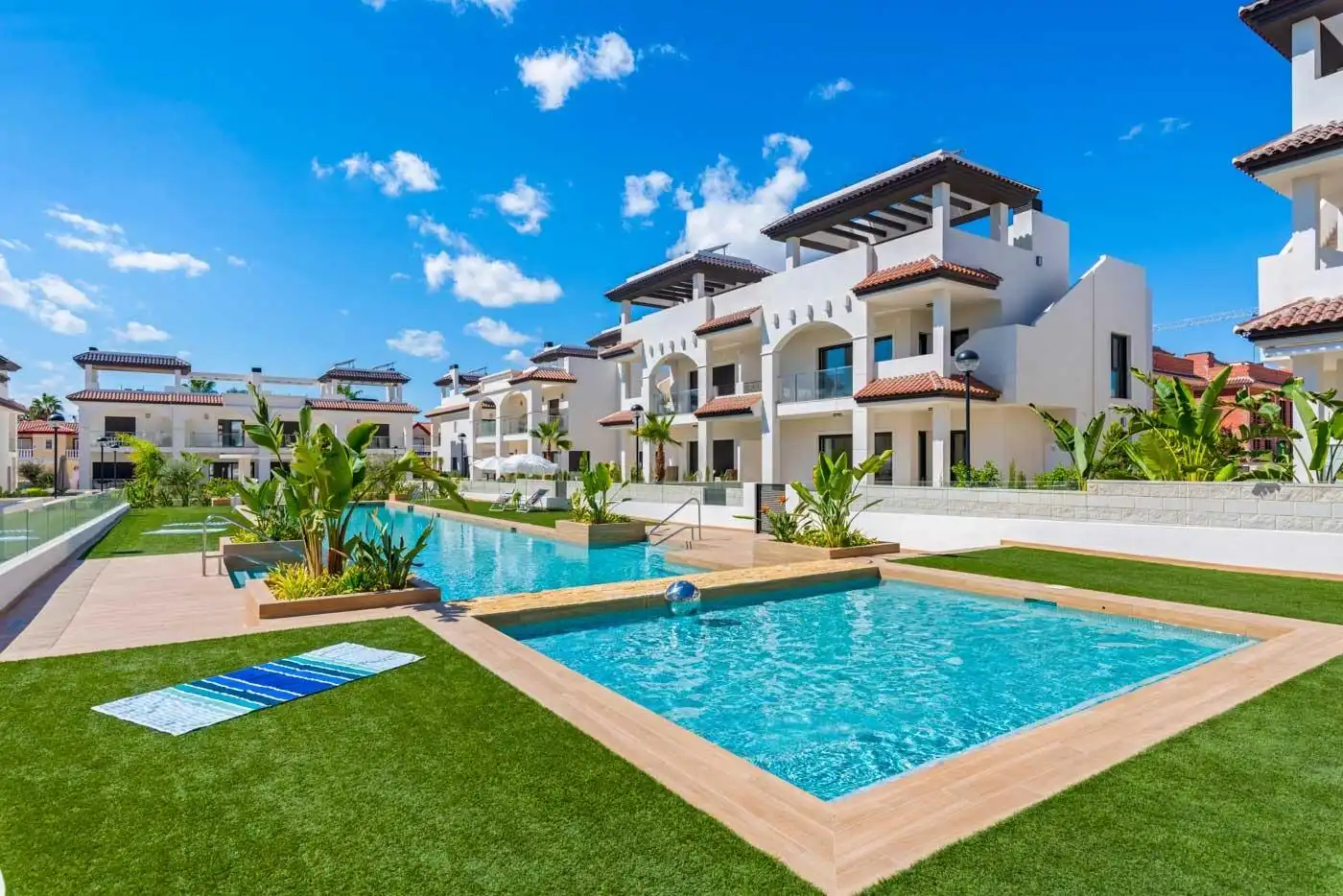 Vista exterior de Casa o xalet en venda en Rojales amb Jardí privat, Terrassa i Traster