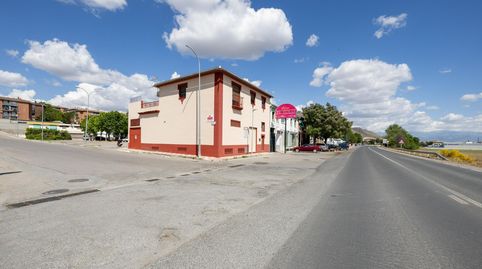 OPORTUNIDAD ÚNICA! Edificio Multifuncional de 900 m2 en Plena Vega Granadina, en primera línea de carretera.