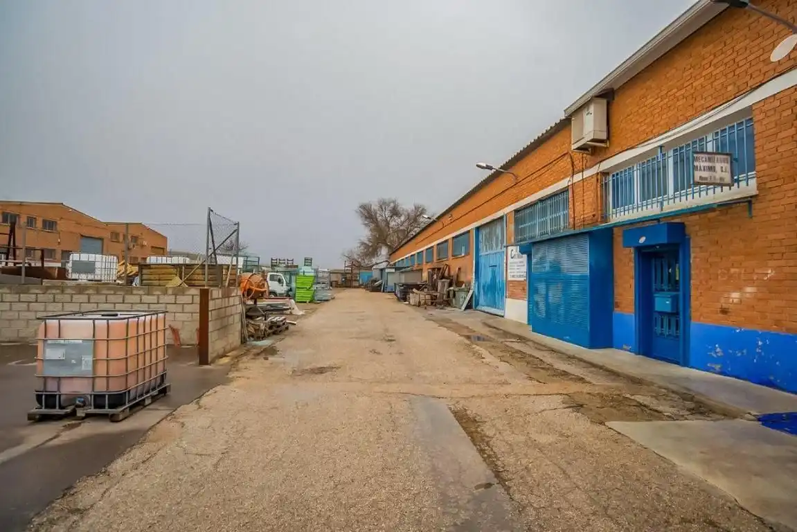 Vista exterior de Nave industrial en venta en Camarma de Esteruelas
