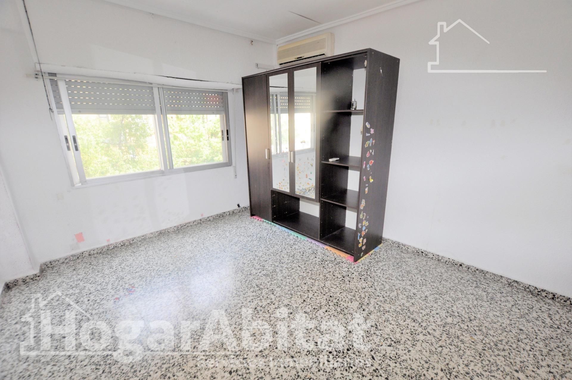 Bedroom of Flat for sale in  Valencia Capital  with Air Conditioner, Balcony and Alarm