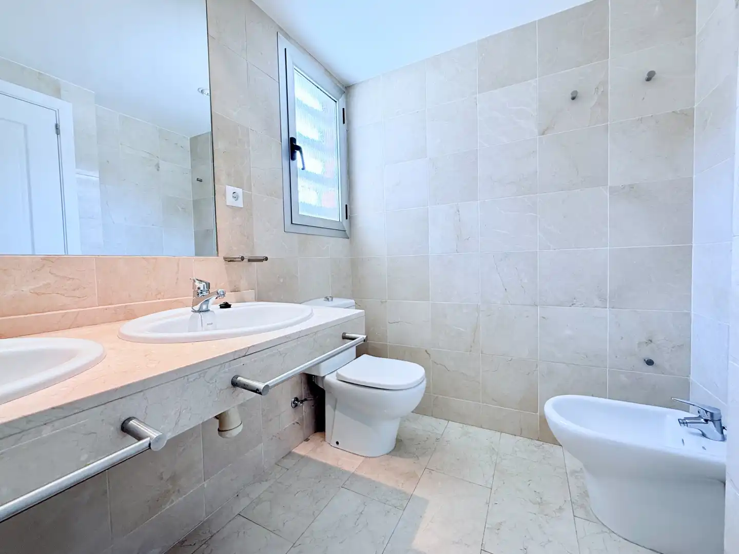 Baño de Casa adosada de alquiler en Sant Feliu de Llobregat con Aire acondicionado, Calefacción y Jardín privado