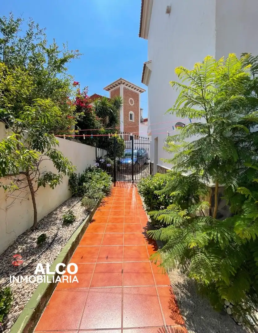 Vista exterior de Casa o xalet en venda en Torrox amb Aire condicionat, Terrassa i Piscina