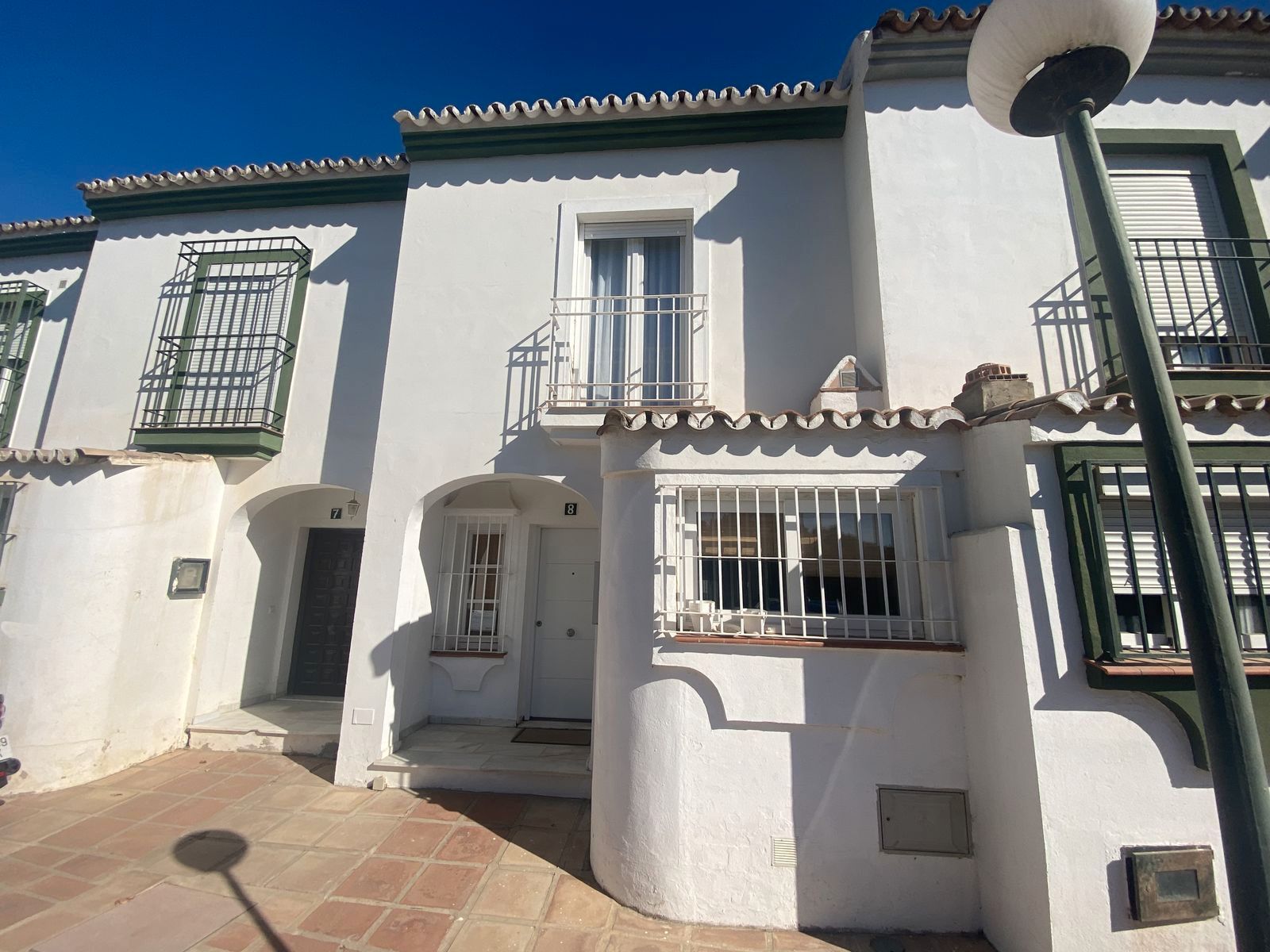 Vista exterior de Casa adosada en venda en Mijas amb Aire condicionat, Terrassa i Moblat