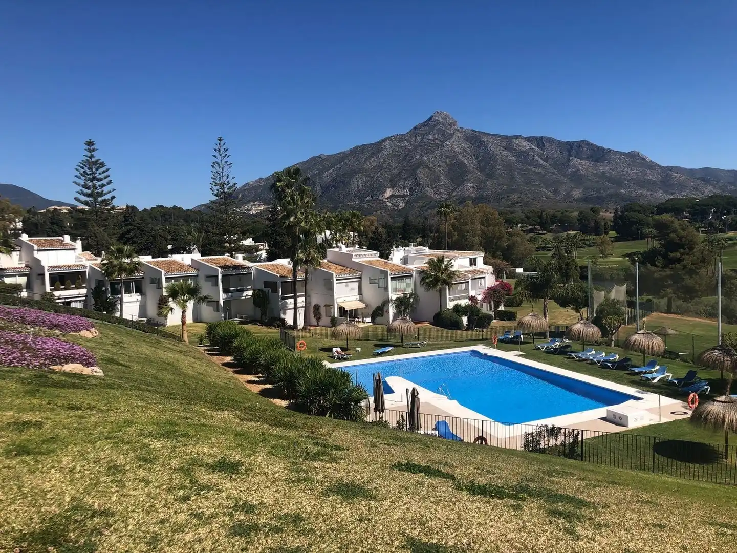 Außenansicht von Wohnungen zur Miete in Marbella mit Klimaanlage, Schwimmbad und Möbliert