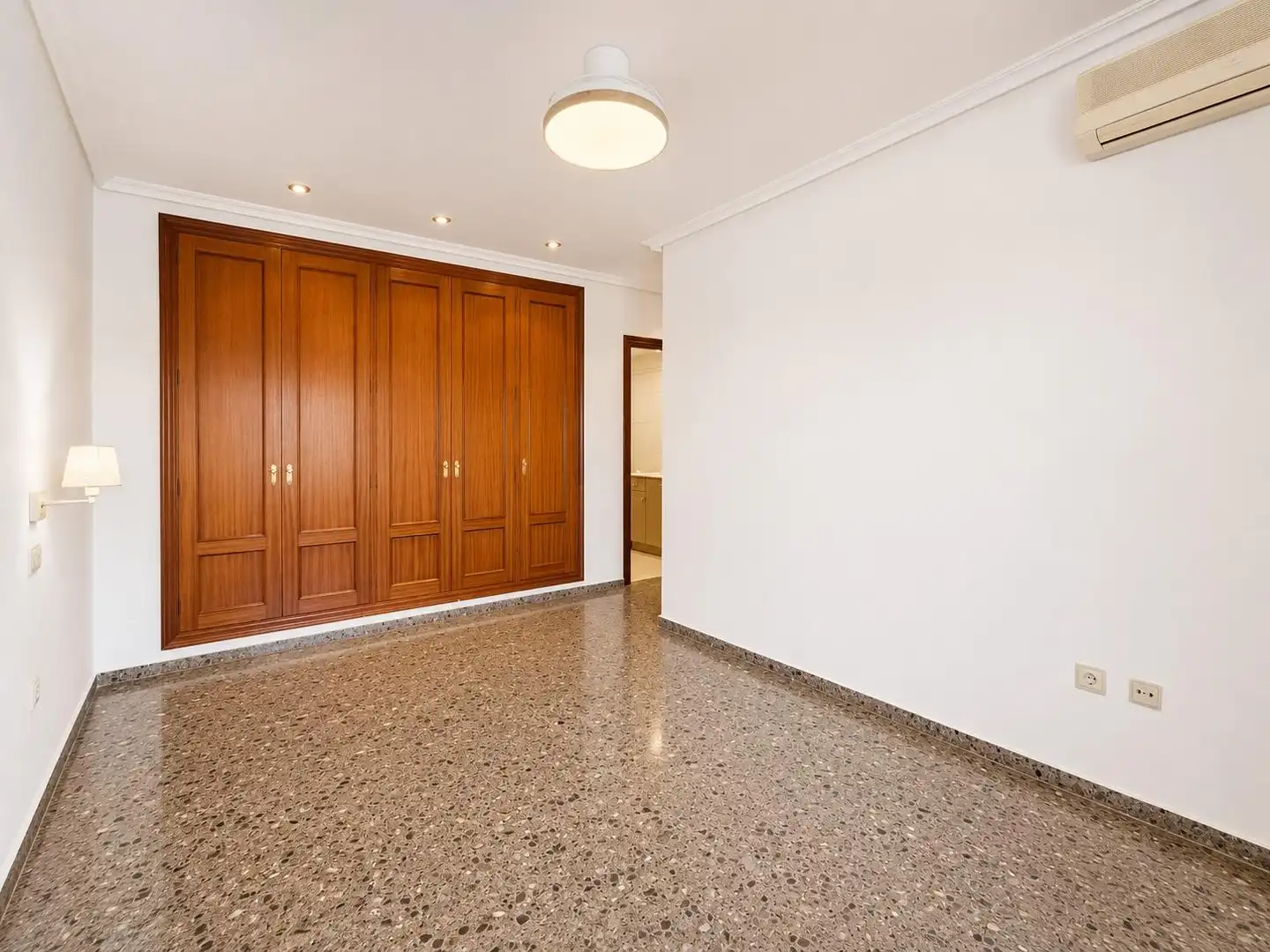 Flat for rent in Paterna  with Balcony